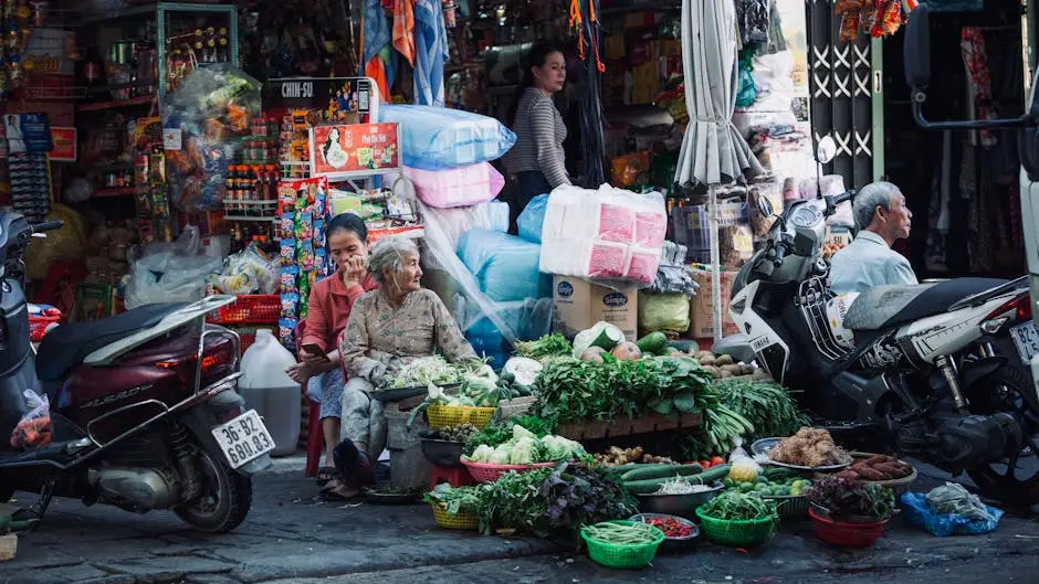 authentic_scene_of_a_bustling_vietnamese_street_market_with_local_vend.webp
