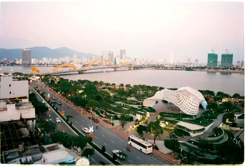 bach dang street han river cityscape