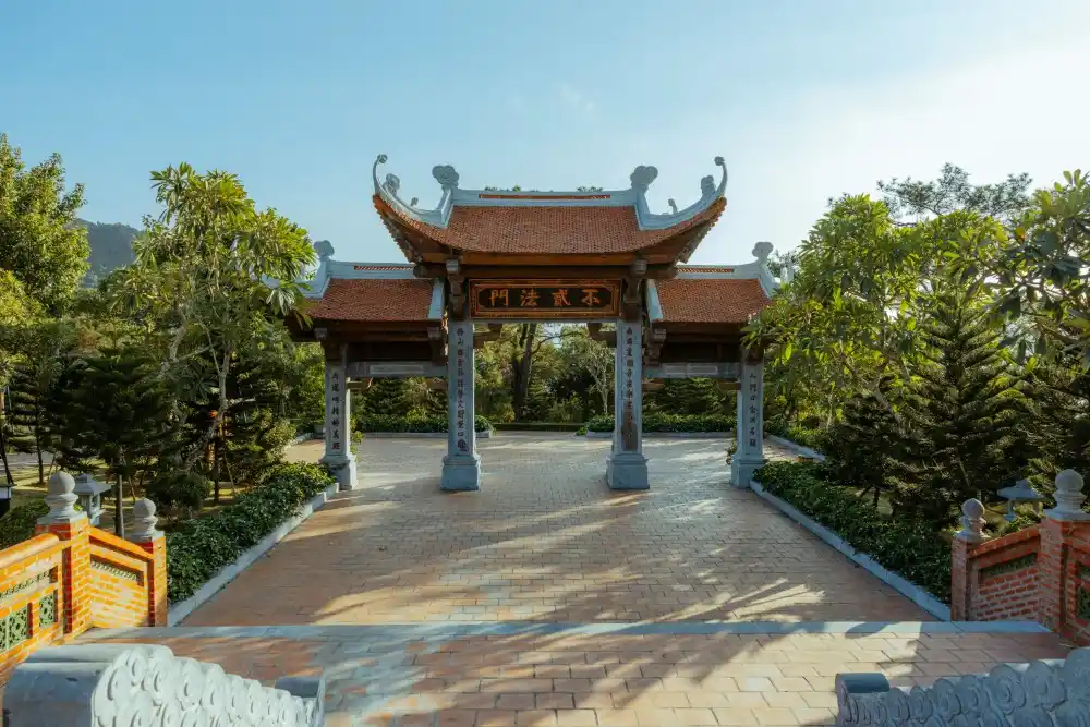 bai dinh pagoda gate ninh binh