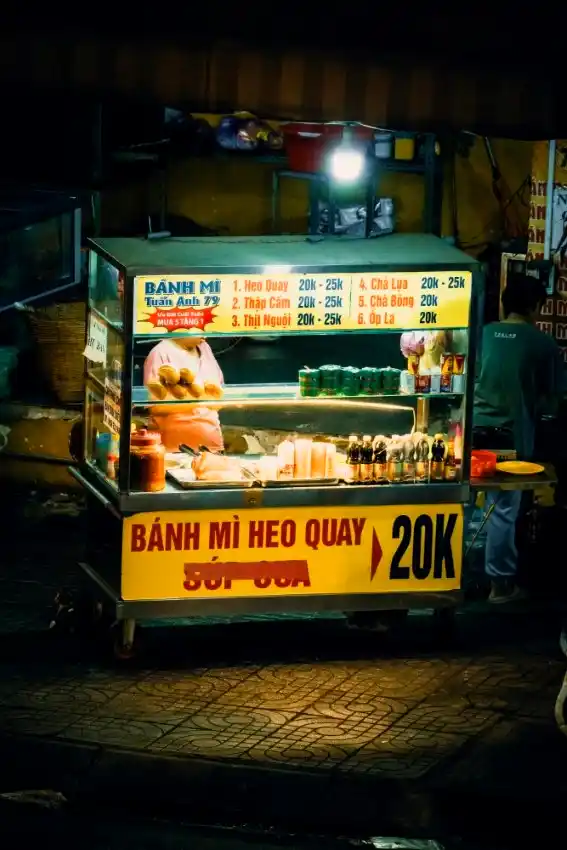 banh mi heo quay street food stall