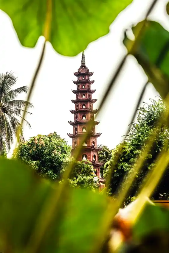 chua tran quoc west lake hanoi