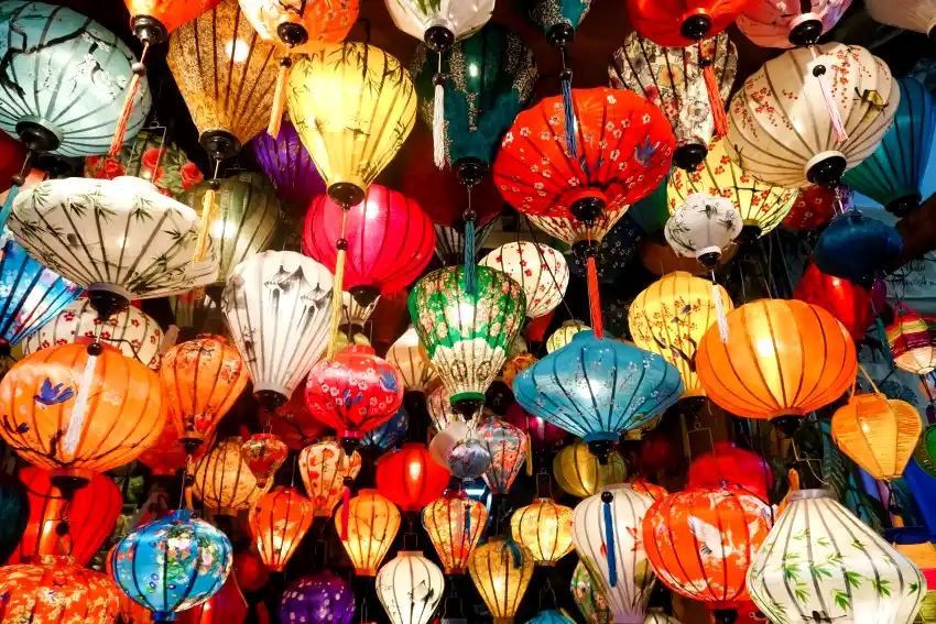 colorful den long hoi an ancient town
