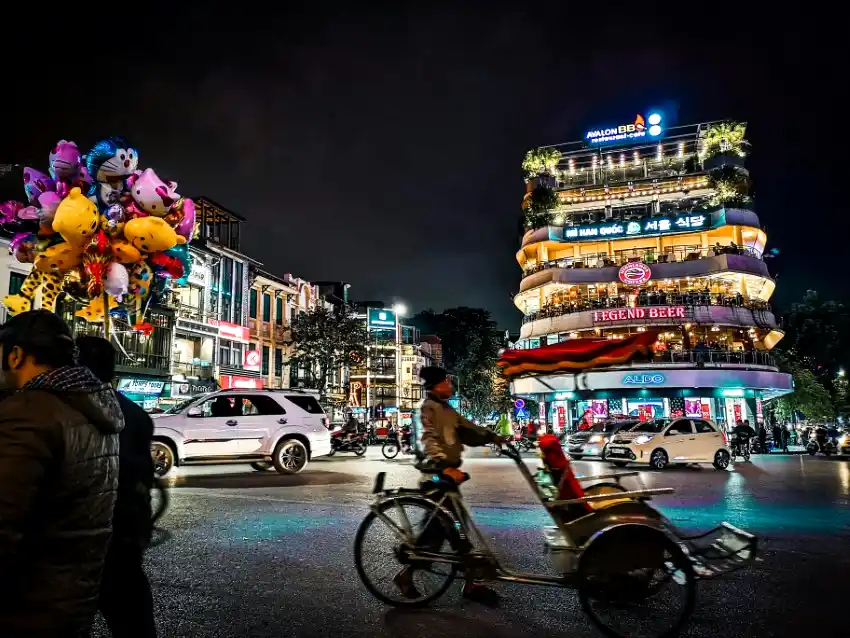 dong kinh nghia thuc square hanoi night