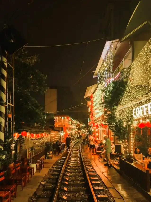hanoi old quarter hidden train street