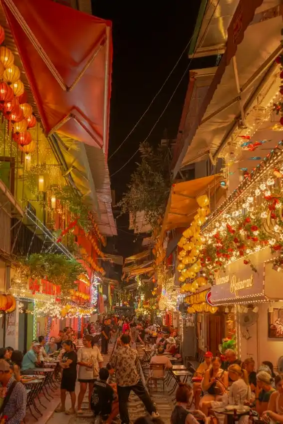 hanoi train street cafes nightlife