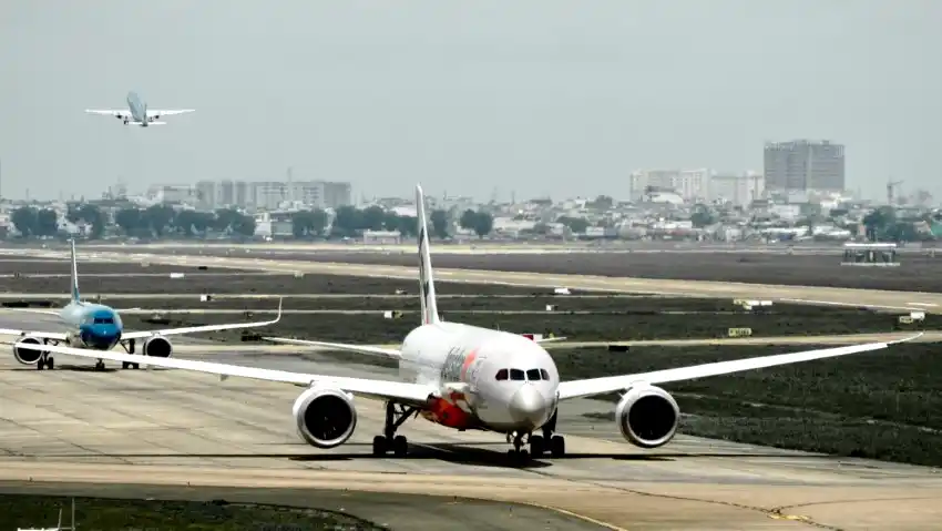 ho chi minh city airport runway traffic