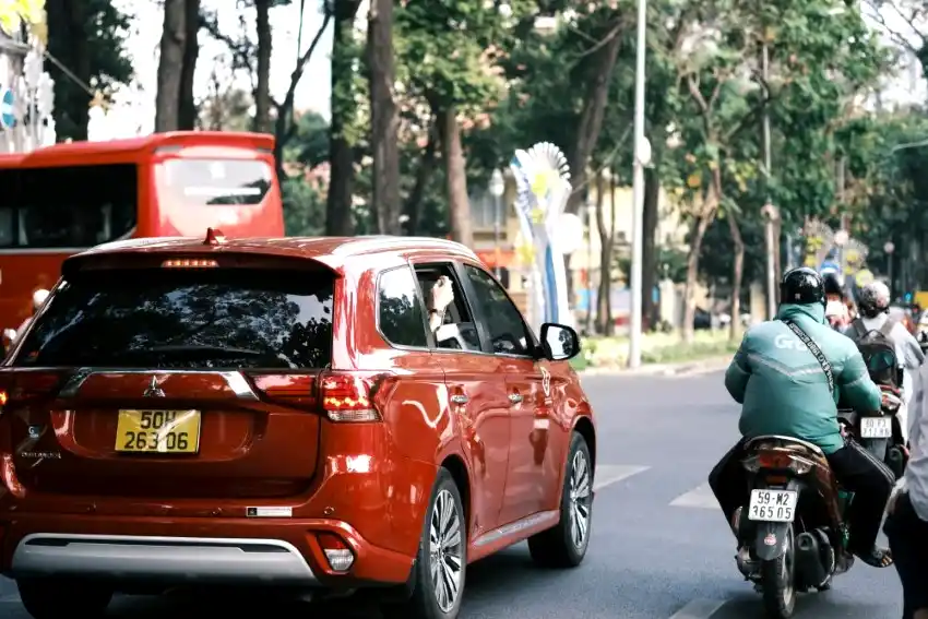 ho chi minh city traffic grab driver motorbike