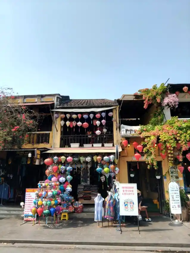 hoi an ancient town silk lantern shop