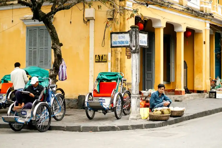 hoi an ancient town street corner