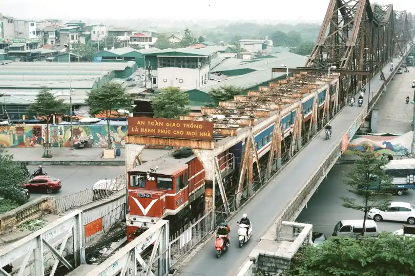 long bien bridge train hanoi