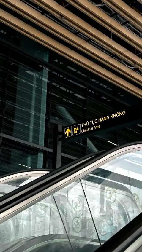 noi bai international terminal escalator