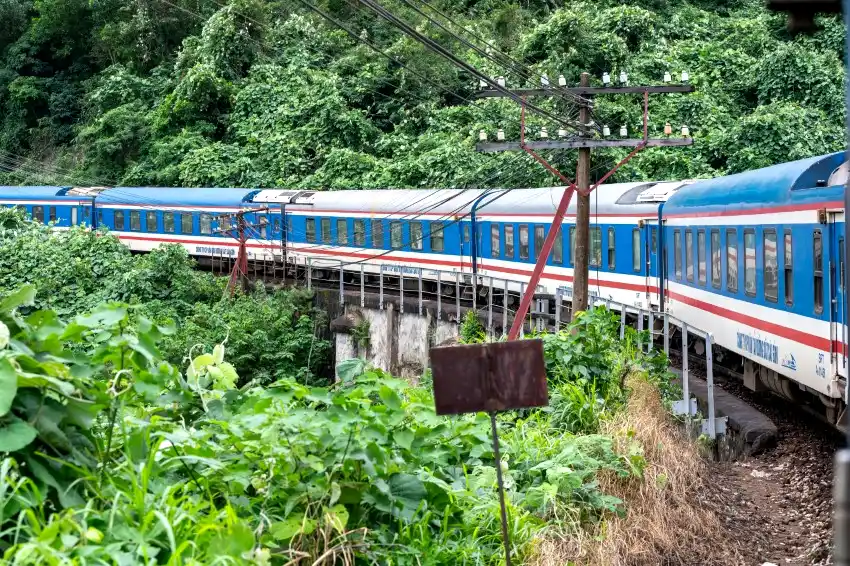 Reunification Express Train hai van pass