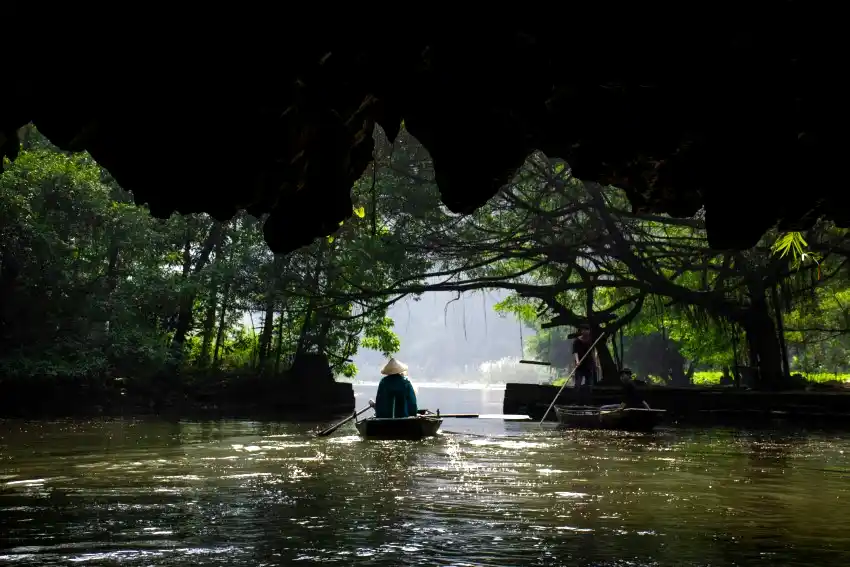 tam coc river cave vietnam