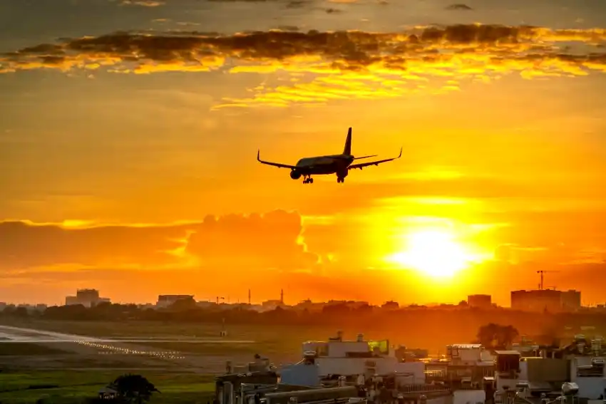 tan son nhat airport plane landing sunset