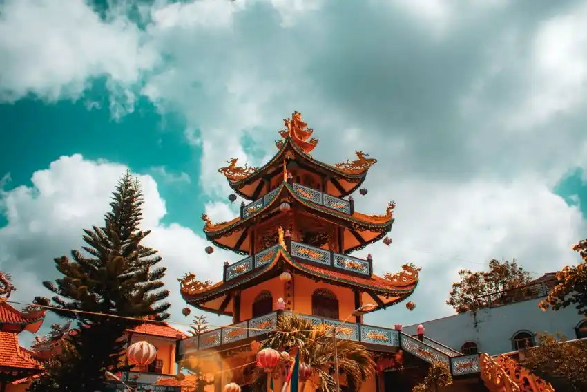 traditional vietnam temple dragon roof