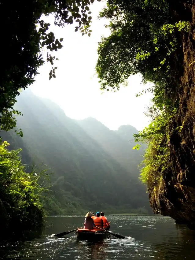 trang an boat tour ninh binh