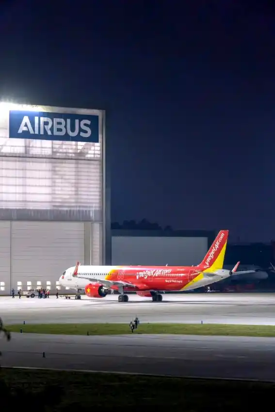 vietjet air airbus a321neo hangar night