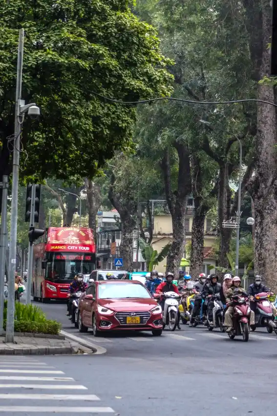 vietnam traffic scooters hanoi boulevard