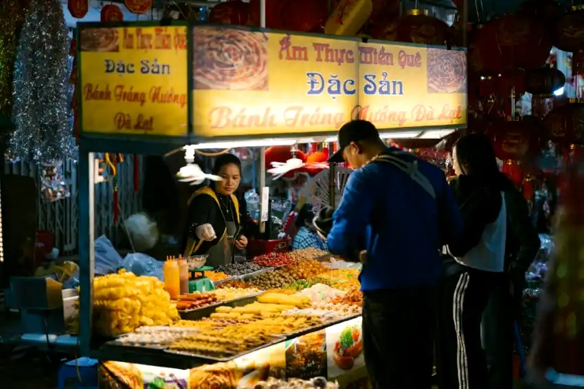 vietnamese banh trang nuong stall interaction