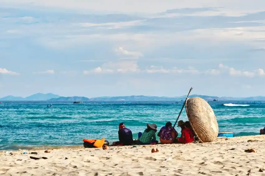 vietnamese basket boat thuyen thung beach