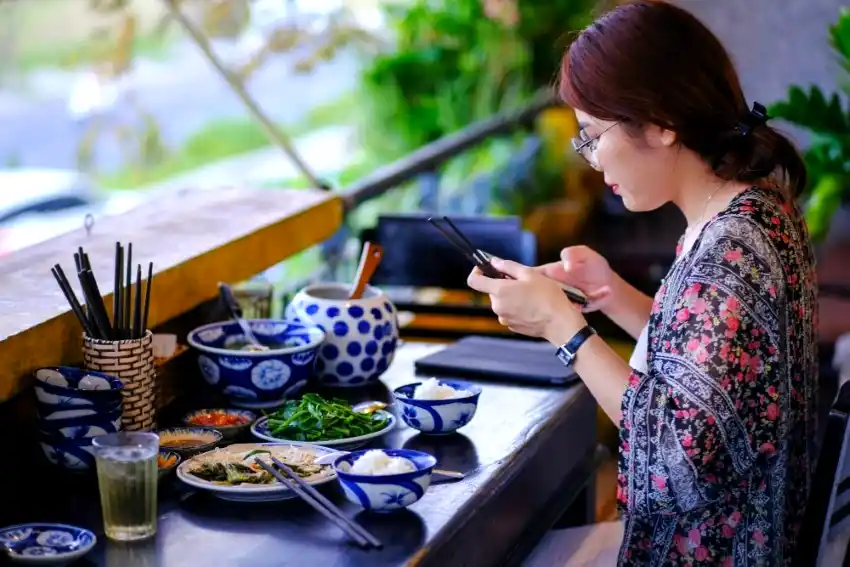 vietnamese food photography smartphone cafe