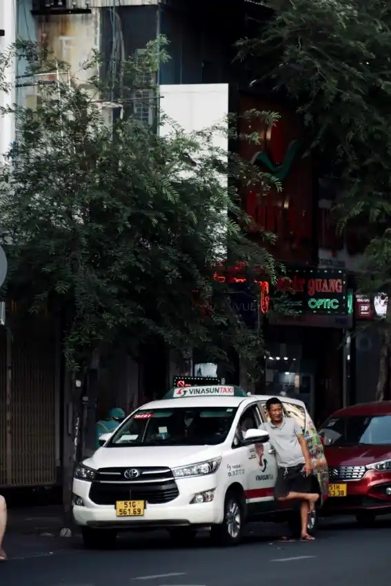 vinasun taxi driver ho chi minh city