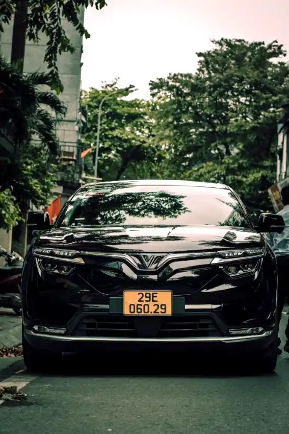 vinfast vf8 black car hanoi