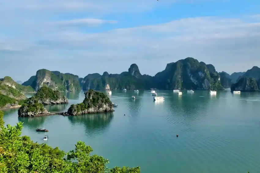 vinh ha long limestone karsts