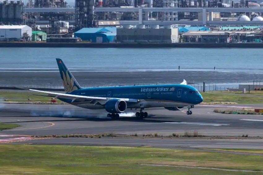 vn a861 vietnam airlines aircraft landing smoke